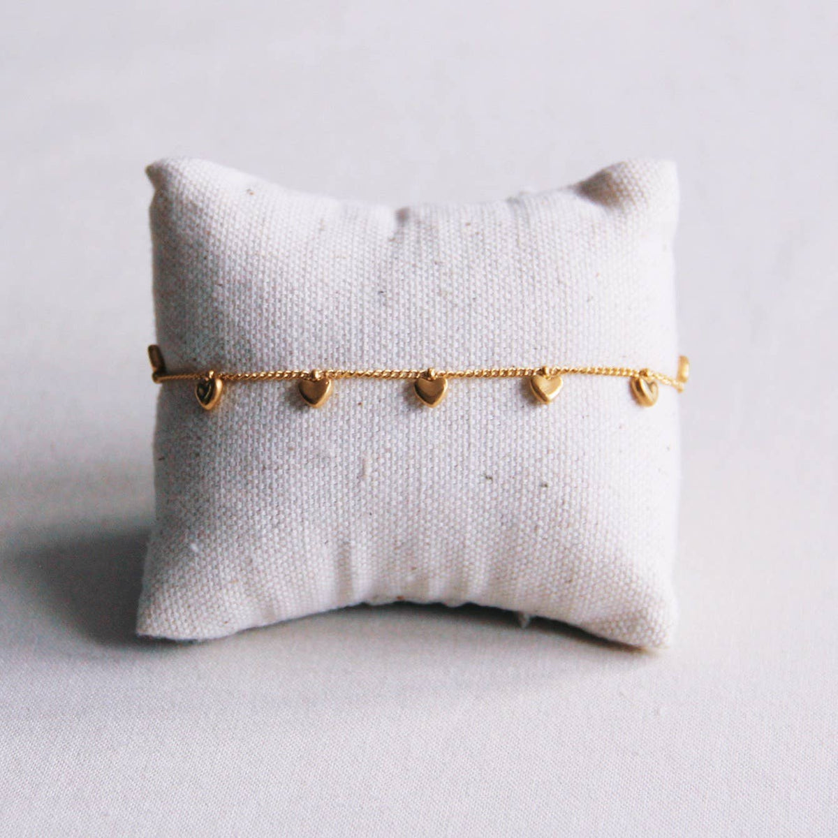 Bracelet à breloques avec mini-cœurs — doré