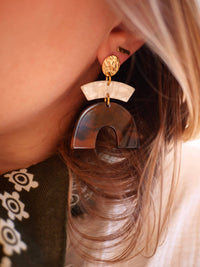 Boucle d'oreilles Olivia: Nacre / CLOU / Accroche doré