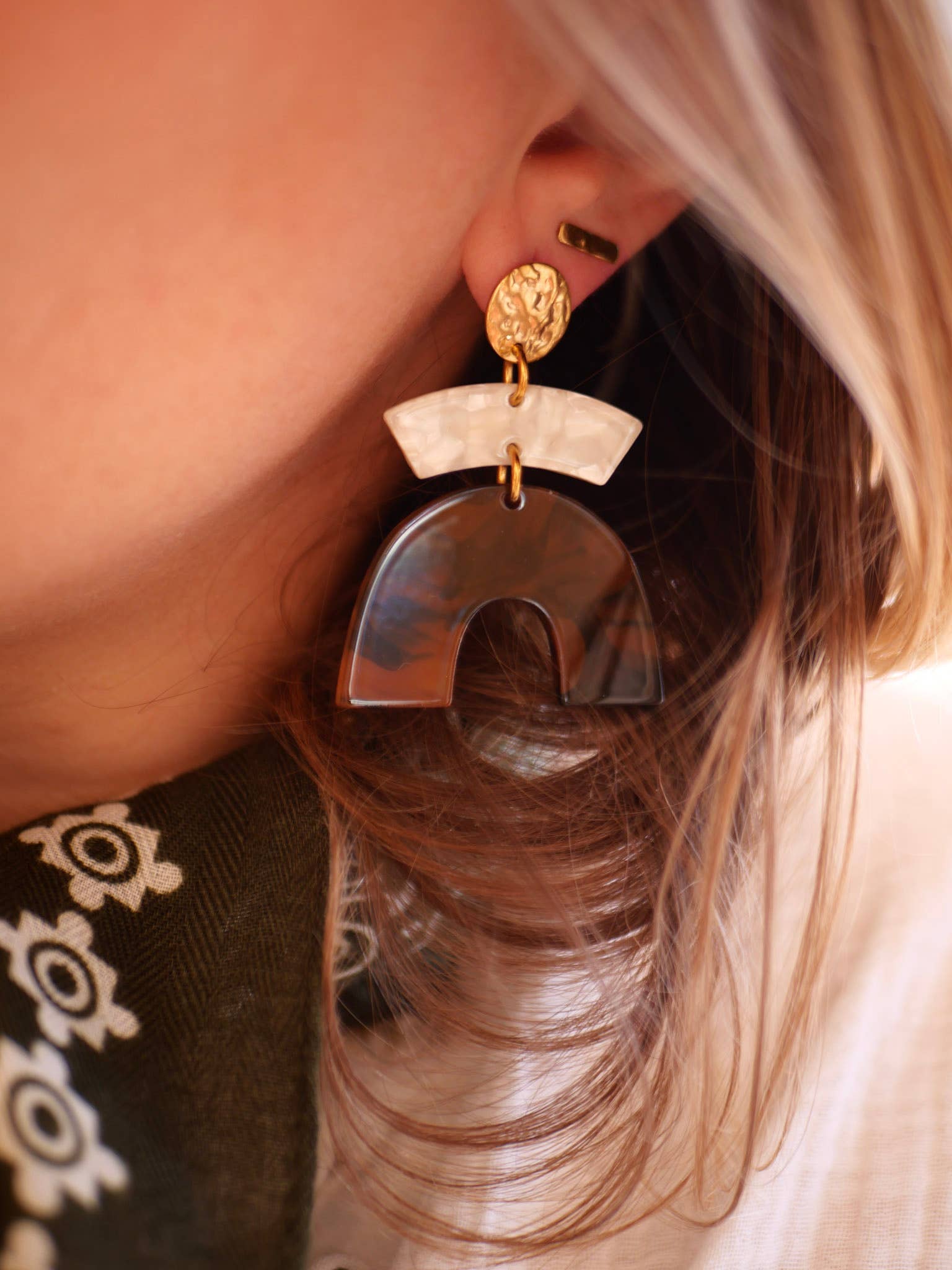 Boucle d'oreilles Olivia: Nacre / CLOU / Accroche doré