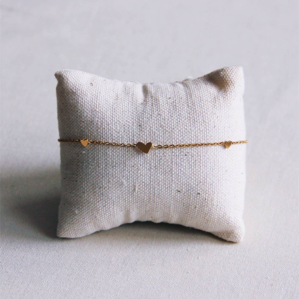 Bracelet fin en acier inoxydable avec 3 mini-cœurs - doré