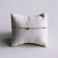 Bracelet fin en acier inoxydable avec 3 mini-cœurs - doré