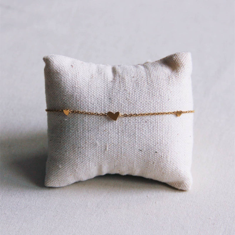 Bracelet fin en acier inoxydable avec 3 mini-cœurs - doré