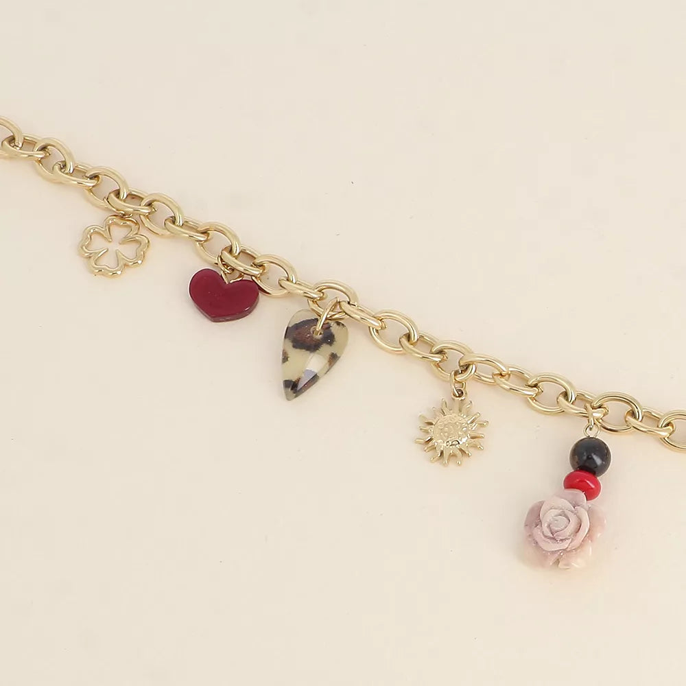 Bracelet - breloques (trèfle ajouré, coeur en résine, rose, soleil et perles)