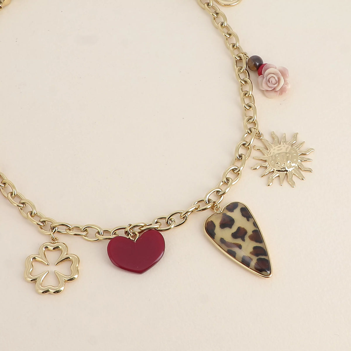 Collier - scarabée, trèfle ajouré, coeurs en résine léopard, rose, soleil et perles