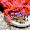 ALL YOU NEED IS LOVE Porte-clés à paillettes : Fuchsia / Or