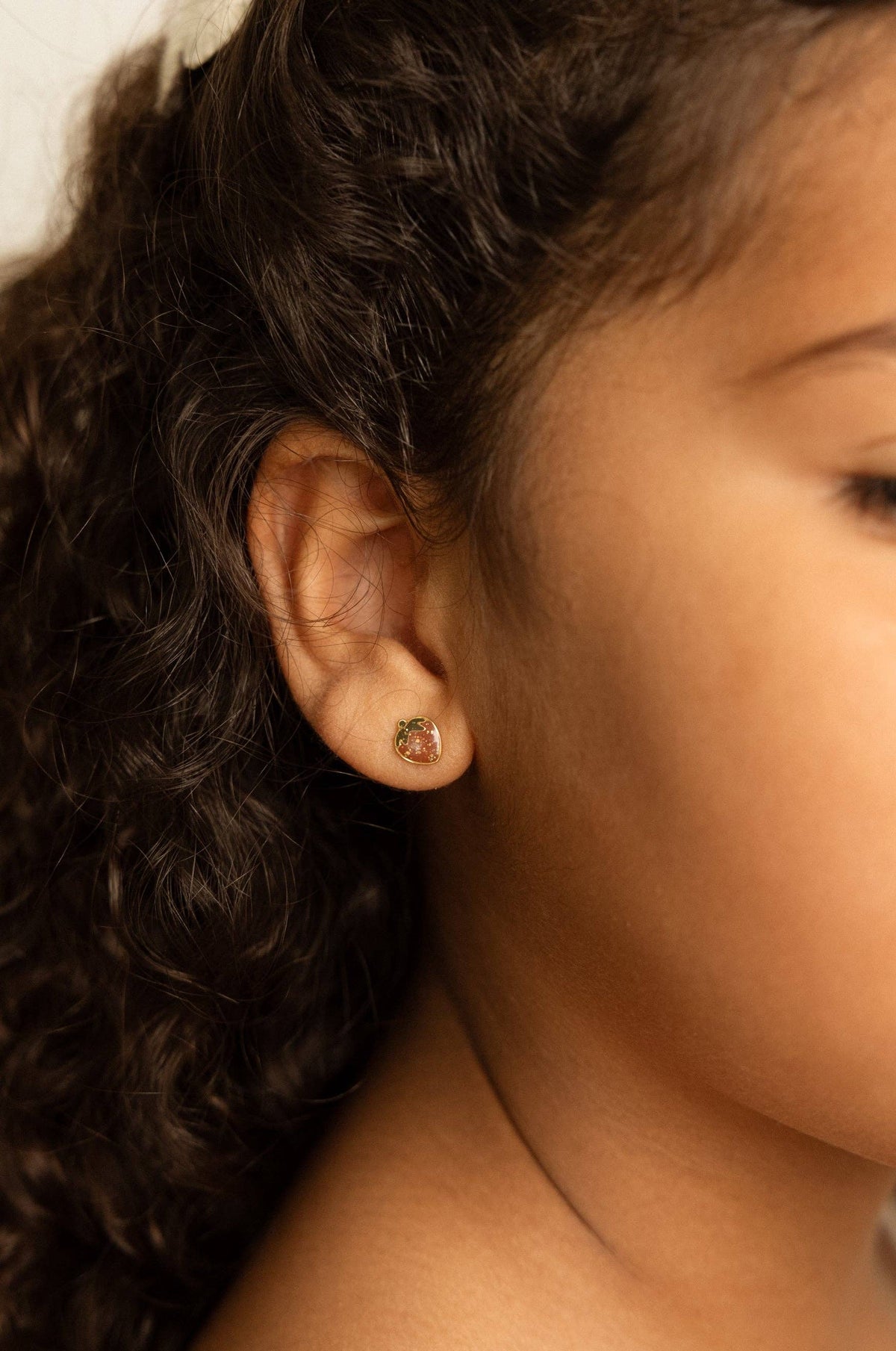 Boucles d'oreilles clous - Fraise pailletée