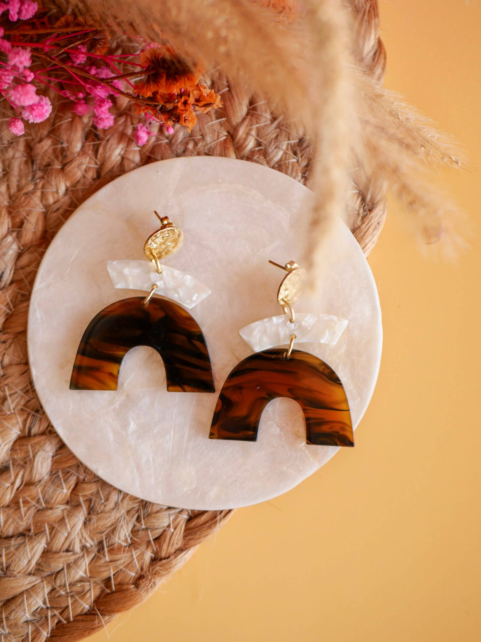 Boucle d'oreilles Olivia: Nacre / CLOU / Accroche doré