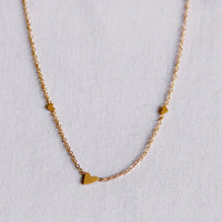 Collier fin en acier inoxydable avec 3 mini cœurs - or