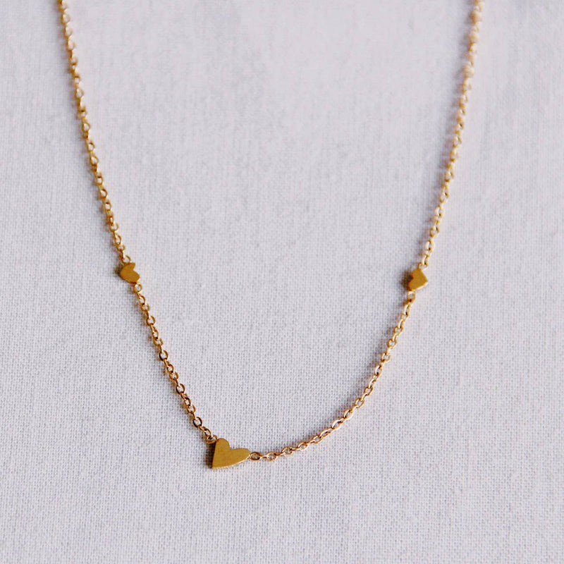 Collier fin en acier inoxydable avec 3 mini cœurs - or