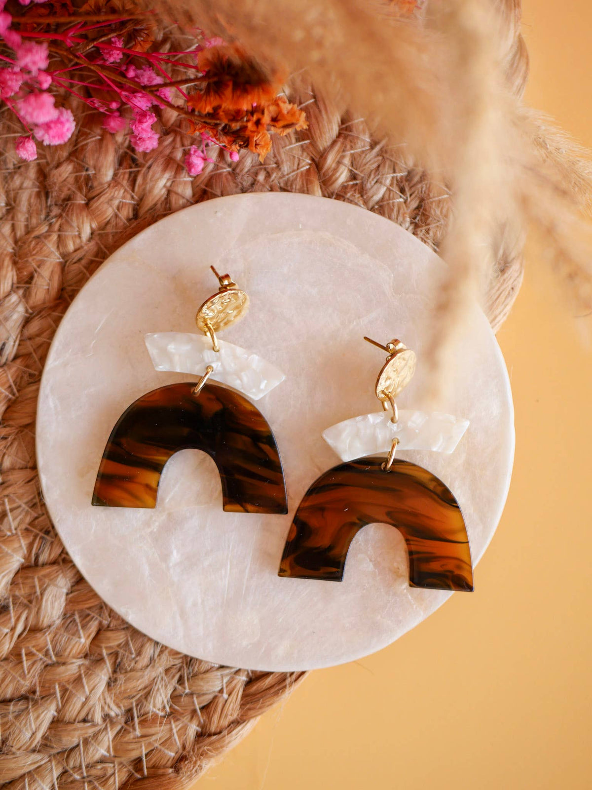 Boucle d'oreilles Olivia: Nacre / CLOU / Accroche doré