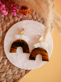 Boucle d'oreilles Olivia: Nacre / CLOU / Accroche doré