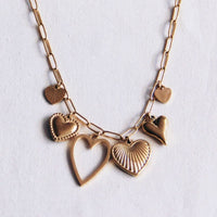 Collier à breloques « Coeurs »