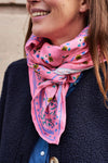 Foulard Jade grand ##2799AK fleurs fond rose: Imprimés / 100cm