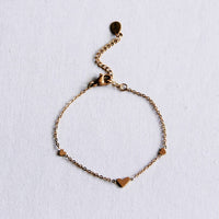 Bracelet fin en acier inoxydable avec 3 mini-cœurs - doré