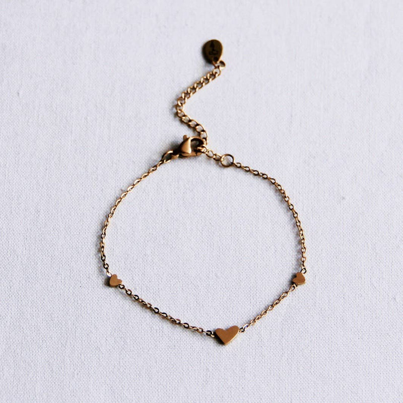 Bracelet fin en acier inoxydable avec 3 mini-cœurs - doré