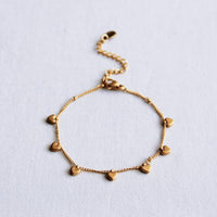 Bracelet à breloques avec mini-cœurs — doré