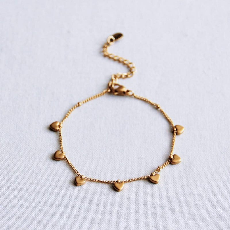 Bracelet à breloques avec mini-cœurs — doré