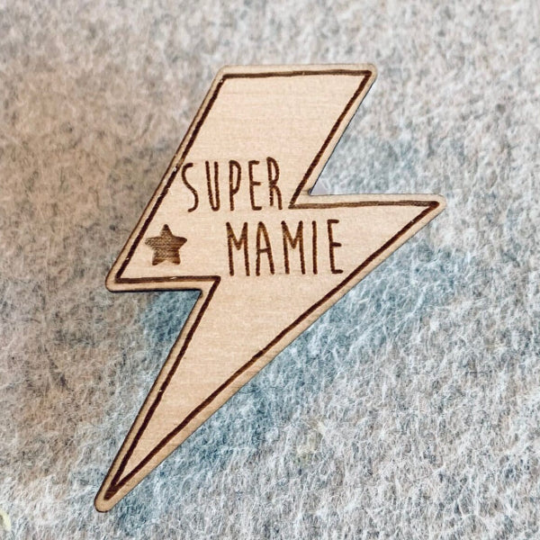 Pin’s en bois – Super Mamie