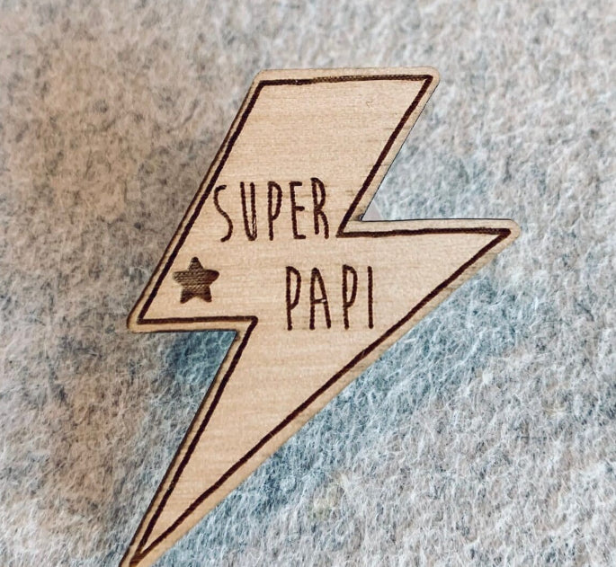 Pin’s en bois – Super Papi