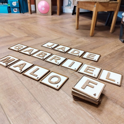 Lettres en relief en bois Scrabble "personnalisé"